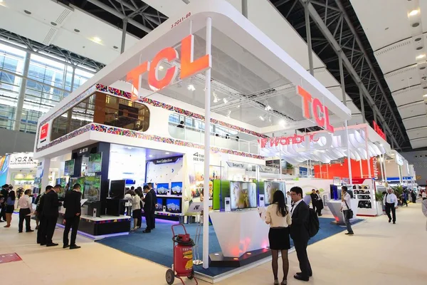 Pessoas Visitam Estande Tcl Durante 114A Feira Importação Exportação China — Fotografia de Stock