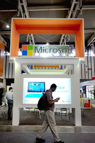 Gość Spacerów Stoisku Microsoft Podczas Chiny Nanjing Międzynarodowe Oprogramowanie Produkty — Zdjęcie stockowe