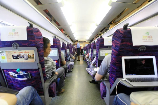File Empleado Ferroviario Chino Comprueba Los Billetes Pasajeros Tren Crh — Foto de Stock