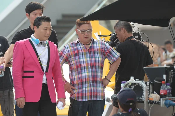 Rapper Sul Coreano Psy Esquerda Conversa Com Diretor Hong Kong — Fotografia de Stock