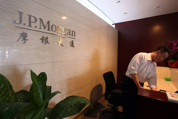 Empleado Chino Trabaja Una Sucursal Morgan Ciudad Suzhou Provincia Chinas — Foto de Stock