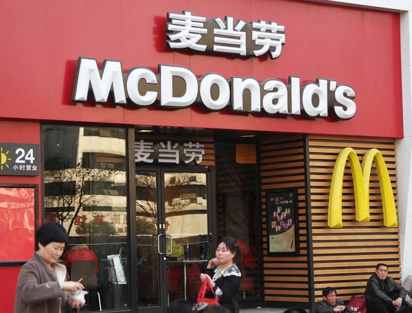 Pedestres Passam Por Restaurante Fast Food Mcdonalds Zhengzhou Província Central — Fotografia de Stock