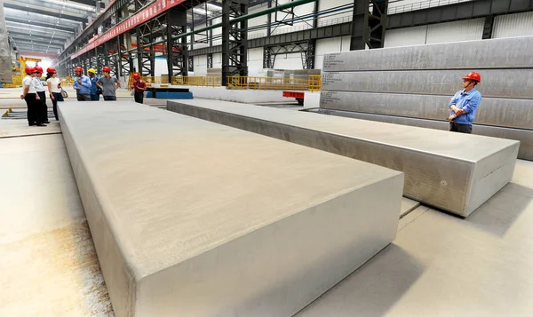 Chinese Arbeiders Onderzoeken Gigantische Aluminium Ingots Een Fabriek Van Shandong — Stockfoto