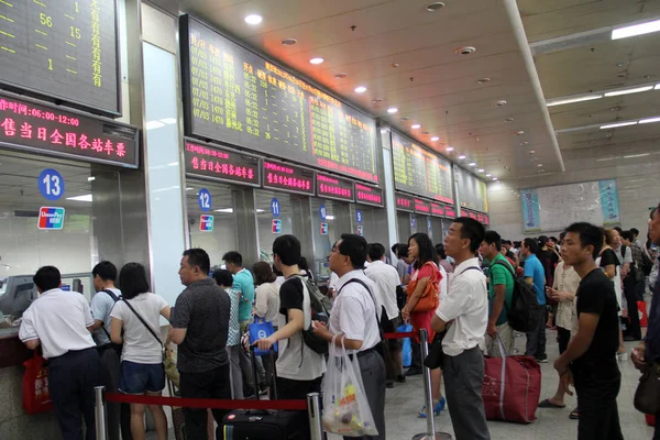 File Passengers Queue Buy Train Tickets Nanjing Railway Station Nanjing — Stock fotografie