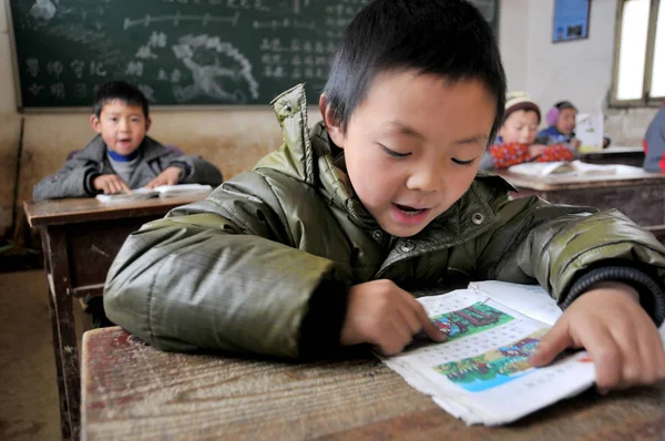 Mladí Čínští Studenti Číst Své Učebnice Třídě Základní Škole Okrese — Stock fotografie