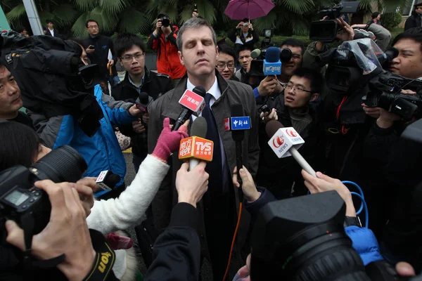2012年2月29日 在中国南方广东省广州 备受争议的 Ipad 商标纠纷的最终裁决在广东高等法院外接受采访 — 图库照片