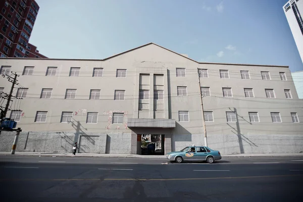 Taxi Pasa Por Edificio Abandonado Con Ventanas Falsas Distrito Financiero — Foto de Stock