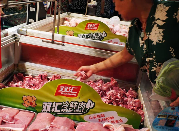 Customer Buys Shineway Pork Shuanghui Group Supermarket Yichang Central Chinas — Stock Photo, Image