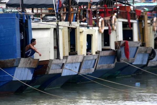 Halász Úgy Néz Halászati Hajóját Mások Dokkolt Kikötőben Tájfun Takarmány — Stock Fotó
