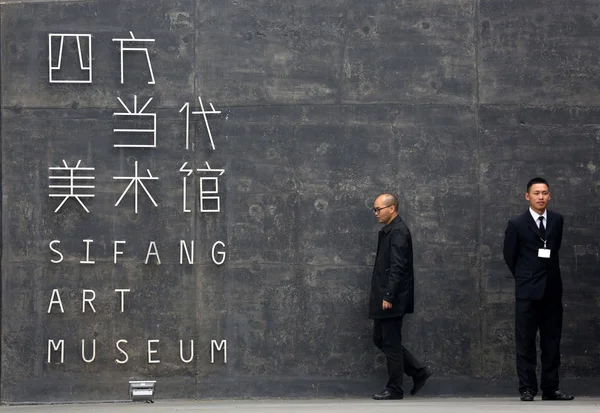 Employee Stands Front Signboard Sifang Art Museum Designed New York — Stock Photo, Image