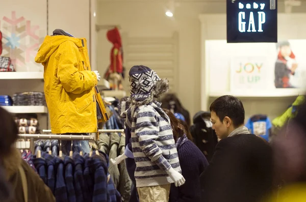 Tienda Clientes Una Tienda Gap Ciudad Hangzhou Provincia Chinas Zhejiang — Foto de Stock