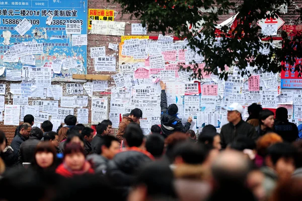 Arayanlar Bir Kalabalık Zhuzhou Kentinde Bir Işgücü Piyasasında Duvara Yayınlanan — Stok fotoğraf