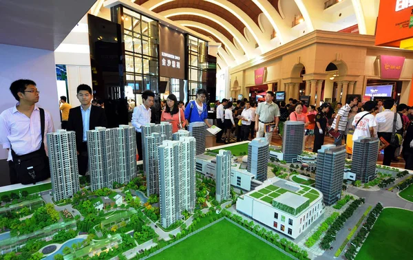 2013年10月3日 在中国上海举行的房地产博览会上 中国购房者查看住宅楼的模型 — 图库照片