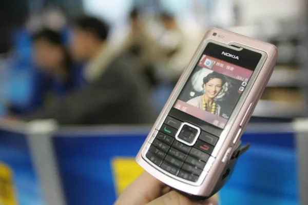 2006年12月28日 一名男子在中国上海展示一款诺基亚N72手机 — 图库照片