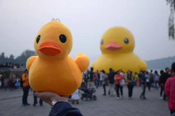 Los Turistas Observan Pato Amarillo Goma Creado Por Artista Holandés —  Fotos de Stock