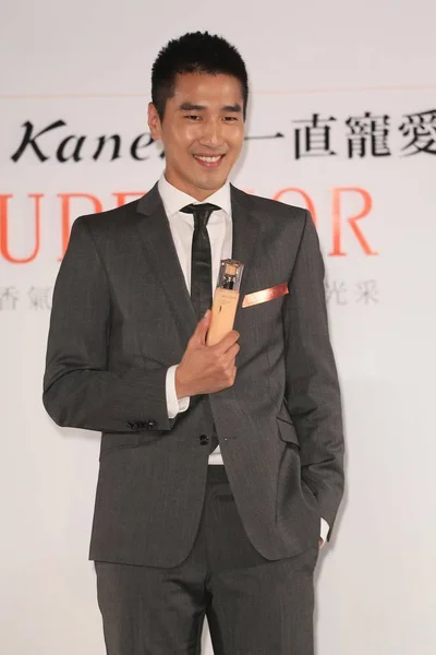 Actor Taiwanés Mark Chao Sostiene Una Botella Loción Durante Evento — Foto de Stock