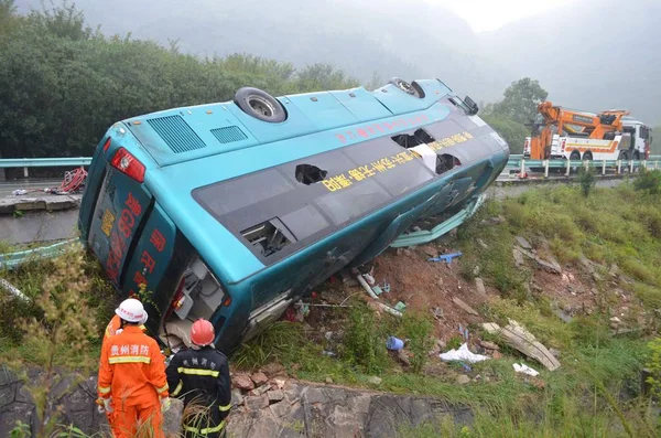 Chinese Firefighters Seen Site Passenger Bus Crashed Expressway Barrier Rolled — Stock Photo, Image