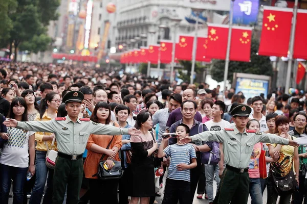Policías Paramilitares Chinos Mantienen Orden Calle Comercial Nanjing Road Día —  Fotos de Stock