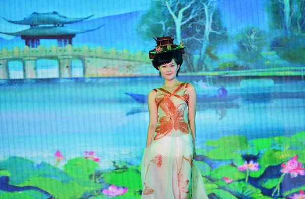 中国モデル東プロ中国浙江省杭州市で第 回西湖美祭中に髪型のファッションショーで 西の湖の十景の一つ曲がった中庭で風にロータスを示す新しいヘアスタイルの創造が表示されます — ストック写真