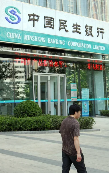 Hombre Pasa Por Delante Una Sucursal China Minsheng Banking Corporation — Foto de Stock