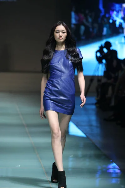 モデルは 2013 上海に上海ロンドンファッションウィークの春 2014 年中に Muubaa のファッションショーで新しい創造を表示します — ストック写真