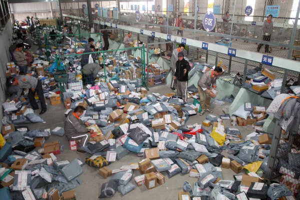 Chińskich Pracowników Sortowania Działek Których Większość Pochodzi Zakupów Online Centrum — Zdjęcie stockowe