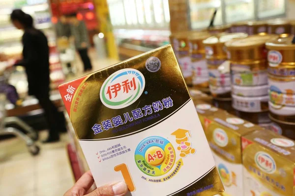 Ένας Κινέζος Πελάτης Αγοράζει Ένα Κουτί Γάλα Σκόνη Ένα Σούπερ — Φωτογραφία Αρχείου