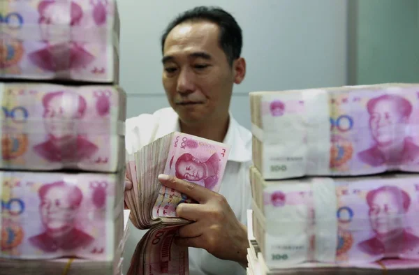 Китайський Працівник Розраховує Юанів Єни Юань Відзначає Банку Huaibei Центральна — стокове фото