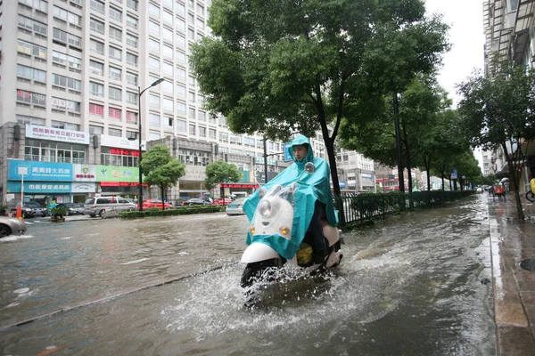 Rowerzysta Jeździ Zalanych Drogach Ulewnych Deszczów Spowodowanych Przez Typhoon Fitow — Zdjęcie stockowe