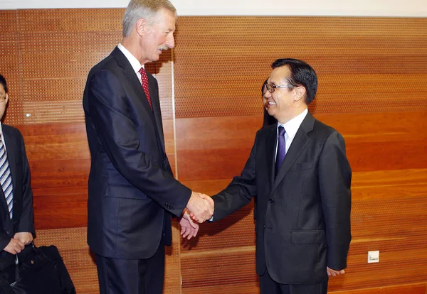 2013年10月17日 中国商务部部长高虎城 在中国北京举行的会议上 与美国商会主席 安利主席史蒂夫 范安德尔 — 图库照片