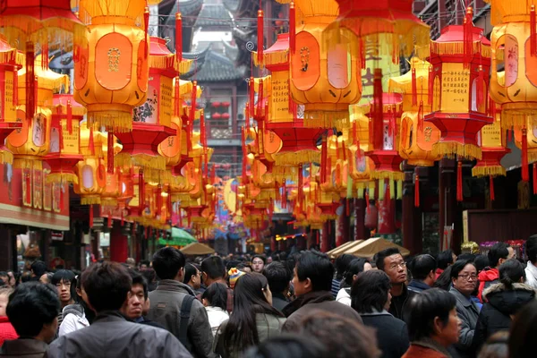 Folle Turisti Camminano Sotto Lanterne Tradizionali Cinesi Nel Tempio Chenghuang — Foto Stock