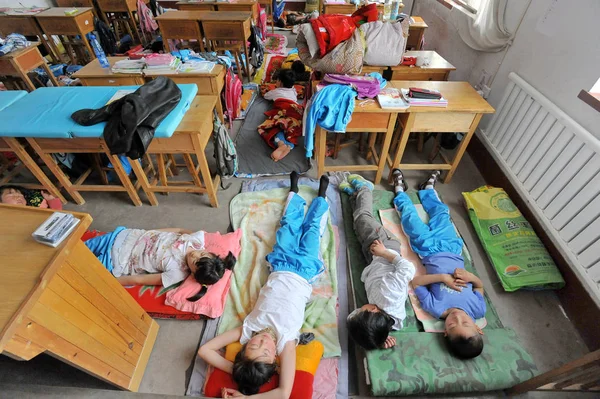 Jóvenes Estudiantes Chinos Duermen Suelo Mediodía Escuela Primaria Zhifang Ciudad — Foto de Stock