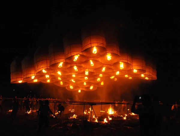 Miejscowi Obywatele Uwalniają Latarnie Nieba Okazji Festiwalu Mid Autumn Festival — Zdjęcie stockowe