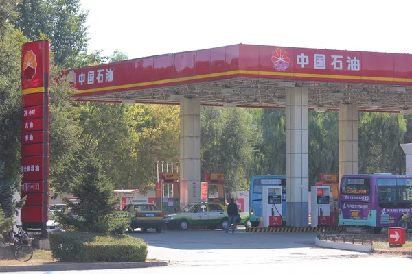 Plik Samochody Dostać Tankować Stacji Benzynowej Petrochina Spółka Zależna Cnpc — Zdjęcie stockowe