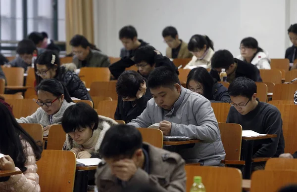 2013年11月24日 中国考生在湖北省武汉市武汉工业大学参加国家公务员考试 — 图库照片