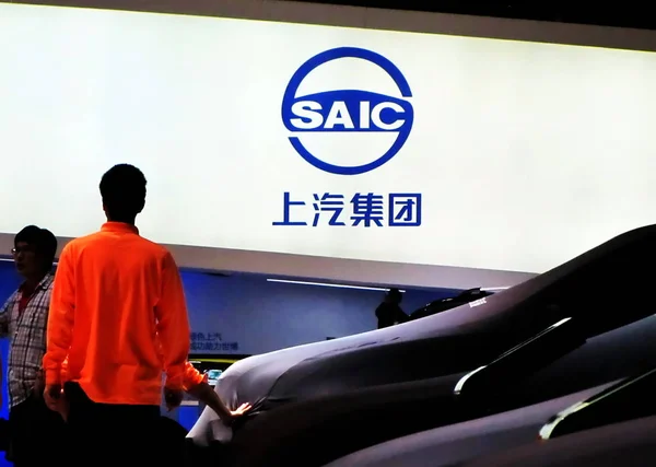 2011年4月25日 在中国上海举行的车展上 在赛奇的展台上可以看到游客 — 图库照片