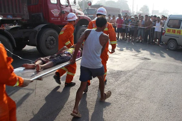 Räddningsarbetare Bära Den Åriga Flickan Krossas Lastbil Till Ambulans Qugou — Stockfoto