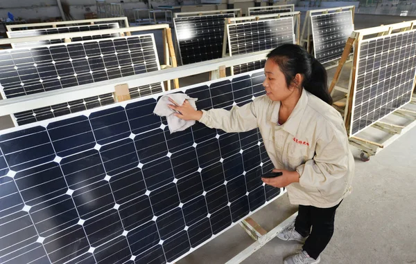 Trabajador Chino Desempolva Paneles Solares Fábrica Shandong Hilight Solar Ltd — Foto de Stock