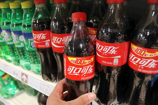 Zákaznický Obchod Láhví Cola Coca Cola Supermarketu Městě Xuchang Centru — Stock fotografie