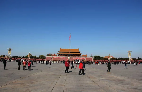2013年11月12日 中国北京天安门广场游客参观 — 图库照片