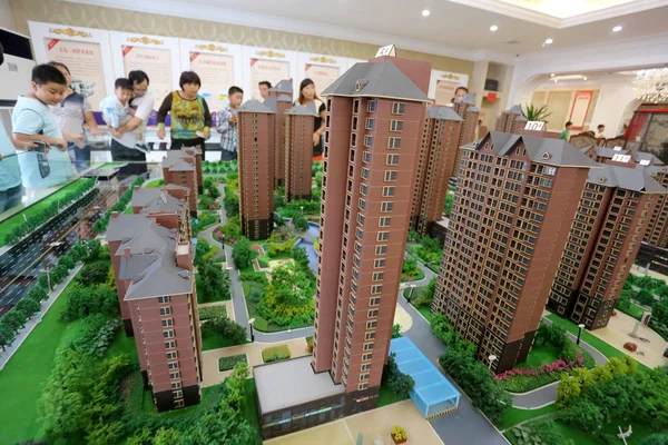 2013年9月7日 中国中部河南省许昌市一个住宅项目的销售中心 中国购房者看待住房模型 — 图库照片