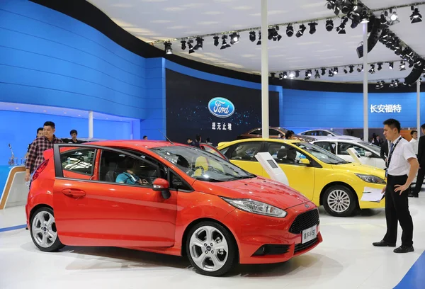 Besökare Tittar Eller Prova Ford Bilar Den Kina Guangzhou International — Stockfoto