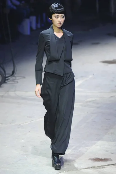 モデルは 2013 中国の北京で中国ロンドンファッションウィークの春 2014 年中に Jiwenbo のファッションショーで新しい創造を表示します — ストック写真