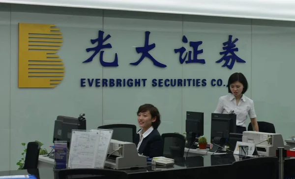 Empleados Chinos Trabajan Mostrador Una Sucursal Everbright Securities Hangzhou Este — Foto de Stock