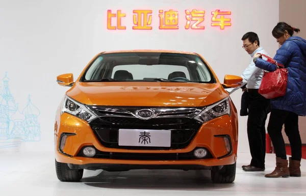 Besökare Tittar Plug Hybrid Qin Byd Auto Visas 2013 Sae — Stockfoto