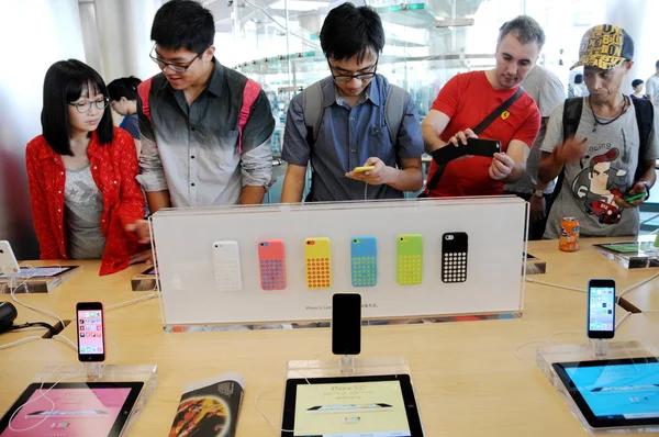 Kunden Testen Iphone Smartphones Einem Apple Store Shanghai China Dezember — Stockfoto