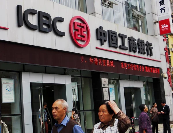 Пішоходи Ходять Повз Філію Промислового Комерційного Банку Китаю Icbc Yichang — стокове фото