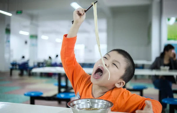 Jeune Garçon Mange Des Nouilles Dans Une Cantine Dans Pensionnat — Photo