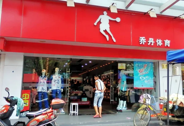 File Client Entre Dans Une Boutique Vêtements Sport Qiaodan Traduction — Photo