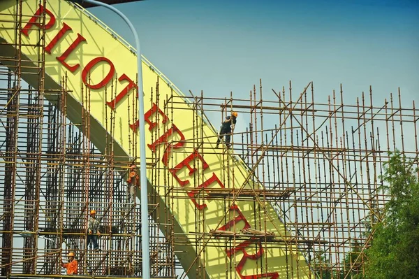 Chinese Workers Construct Site Shanghai Free Trade Zone Shanghai Ftz — Stock Photo, Image